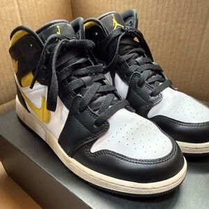 NIKE AIR JORDAN 1 MID WHITE/BLK UNIVERSITY GOLD GS youth 6.5